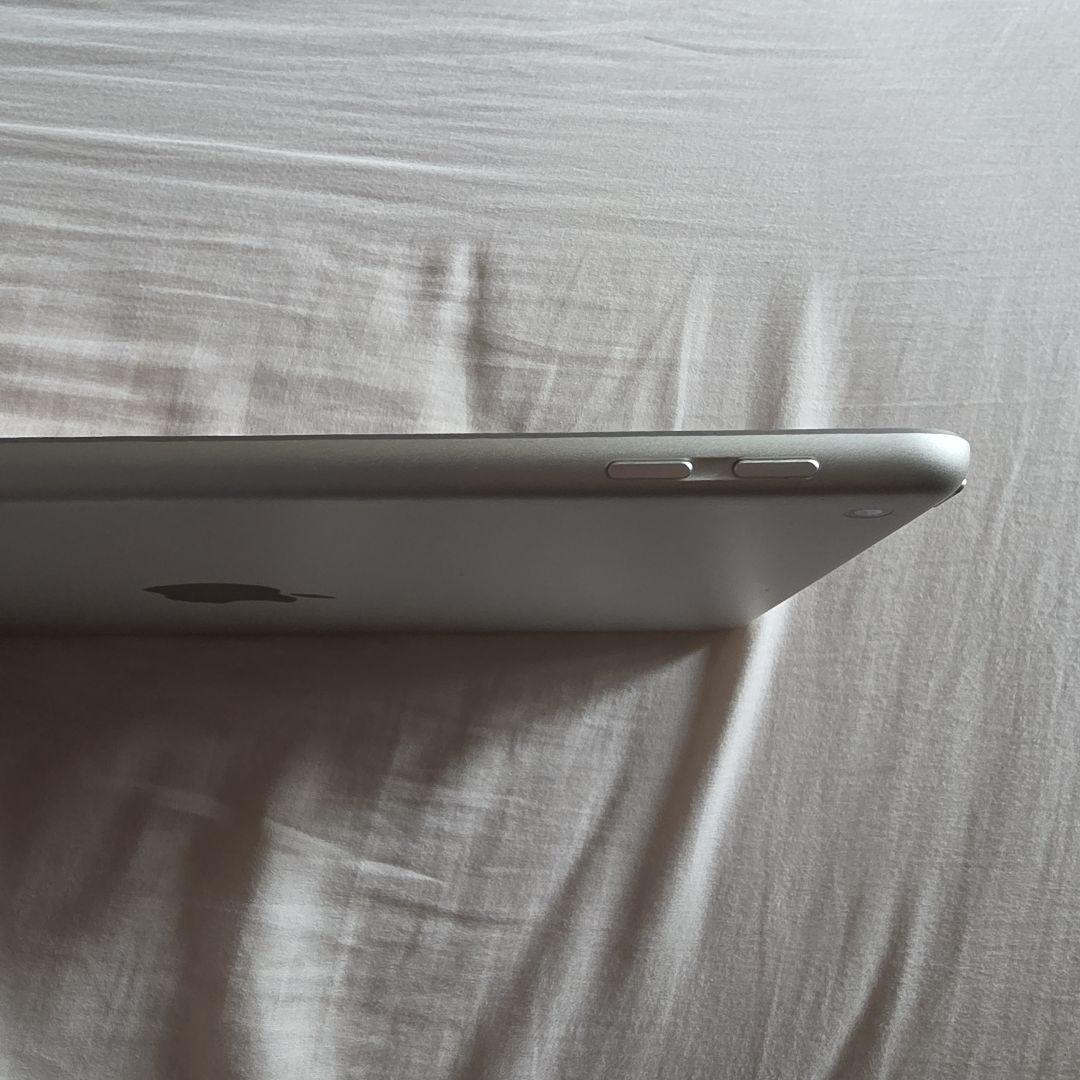 iPad6 32GBシルバー 第6世代 2018モデル 折り畳みカバー付き