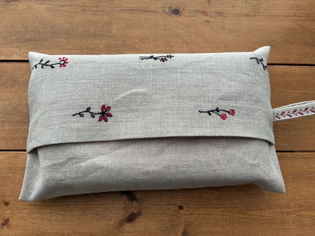 169.ティッシュカバー　リネン　小花刺繍　①