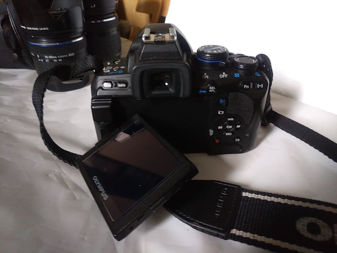 OLYMPUS E-620 デジタル一眼レフとズームレンズ２本、マクロレンズ付