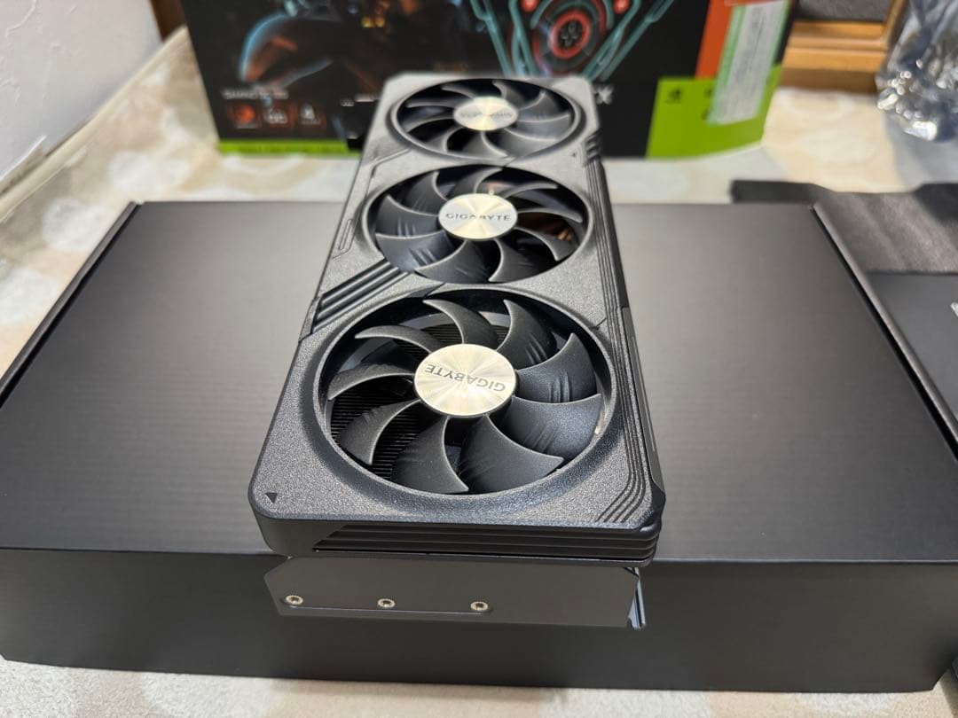 GIGABYTE GEFORCE RTX 4070 OC 本体