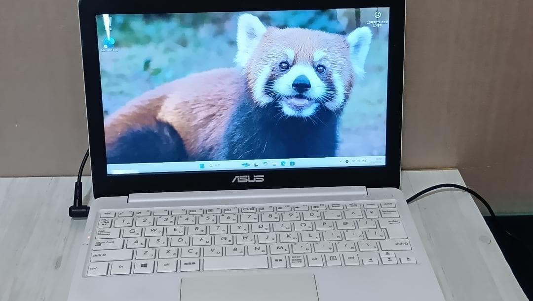 ASUS E203NA Celeron 小型軽量