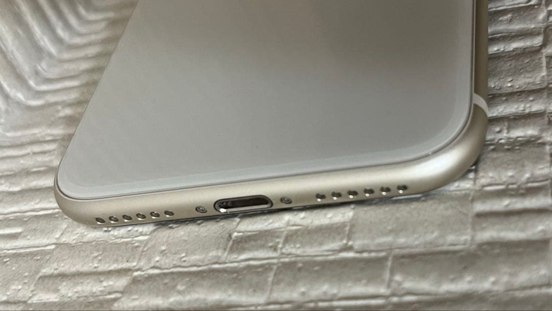バッテリー最大容量100% iPhone SE2 64GB ホワイト
