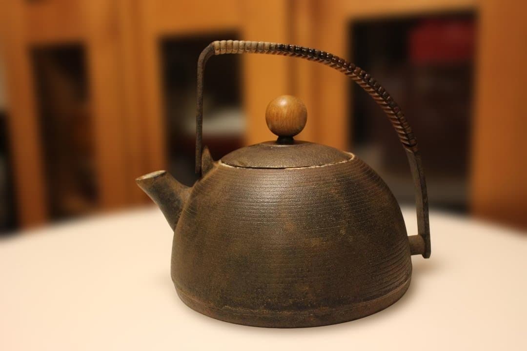 黒い鉄瓶 中型 木製持ち手