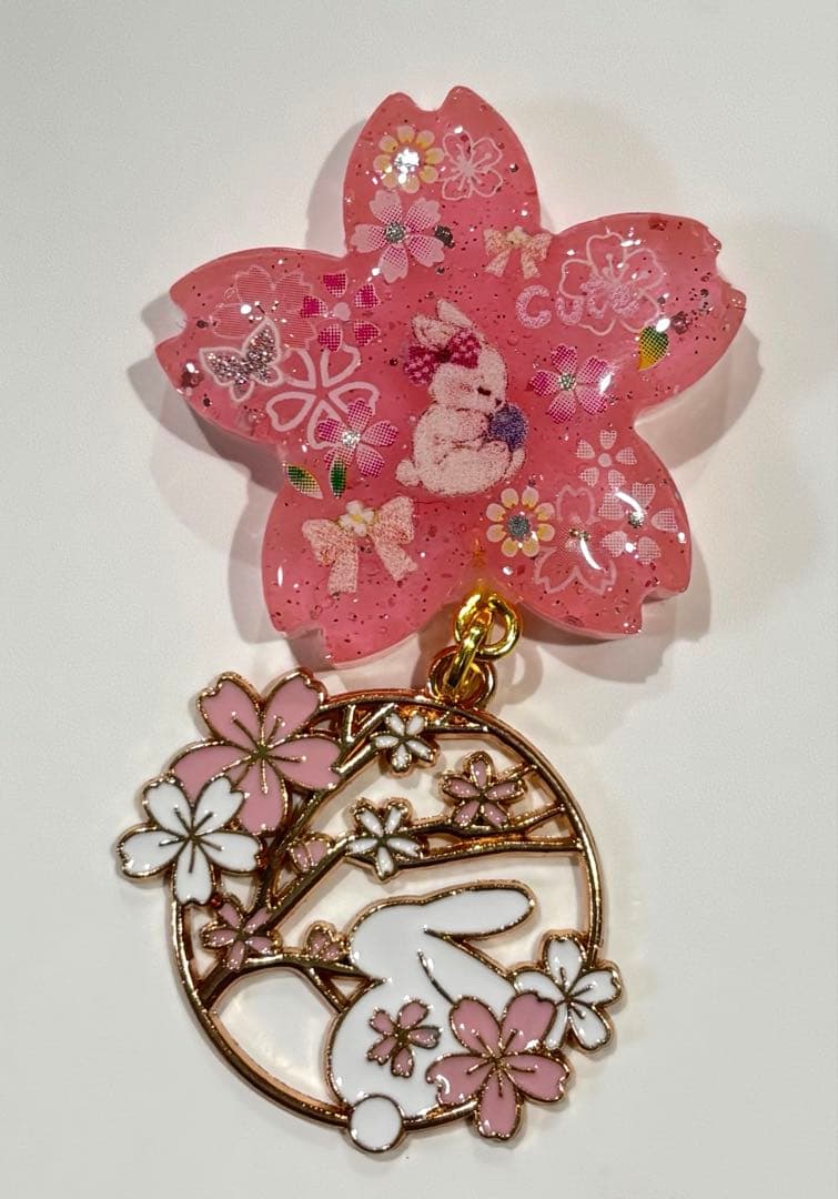 再販不可。サクラうさぎ♡チャーム付き☆レジンヘアゴムブローチ