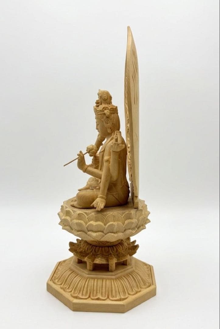 檜彫り「如意輪観音菩薩」（高さ２８cm）