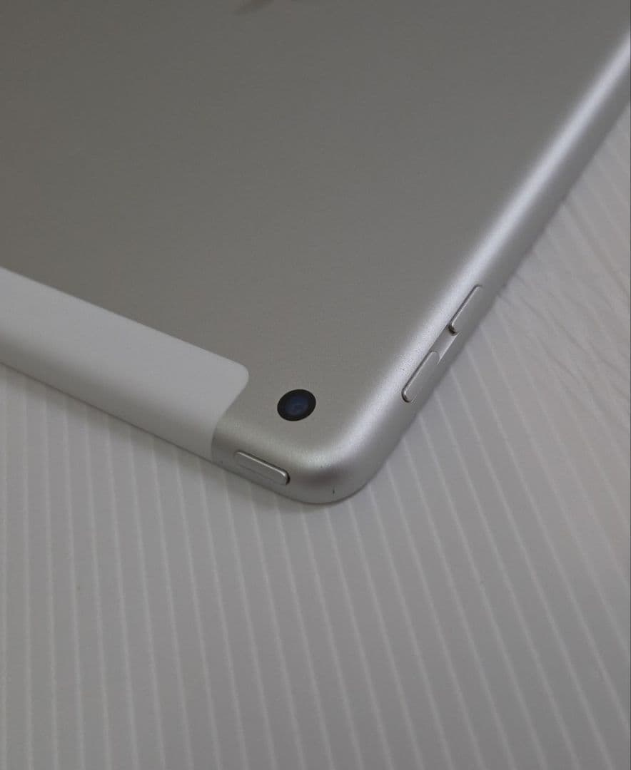 iPad 第6世代　32GB WiFi Cellularモデル