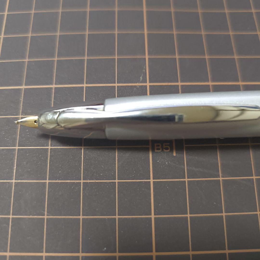 ゆりにゃ様　PILOT 万年筆 キャップレス S F シルバー　コンバーター付き