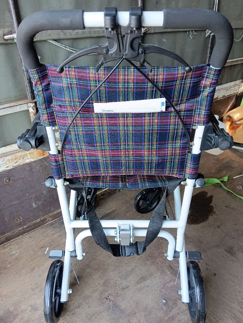 （極美品）RAKU 介助型車椅子 ノーパンクタイヤ 折りたたみ 超軽量