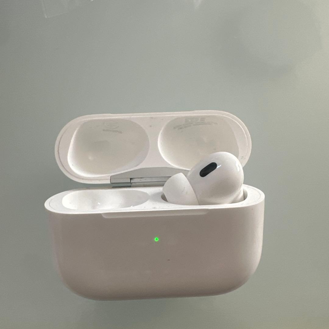 Apple AirPods第2世代ケースと右耳