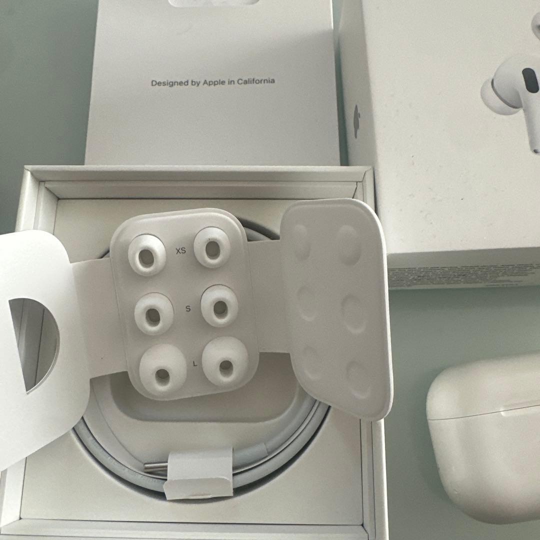 Apple AirPods第2世代ケースと右耳