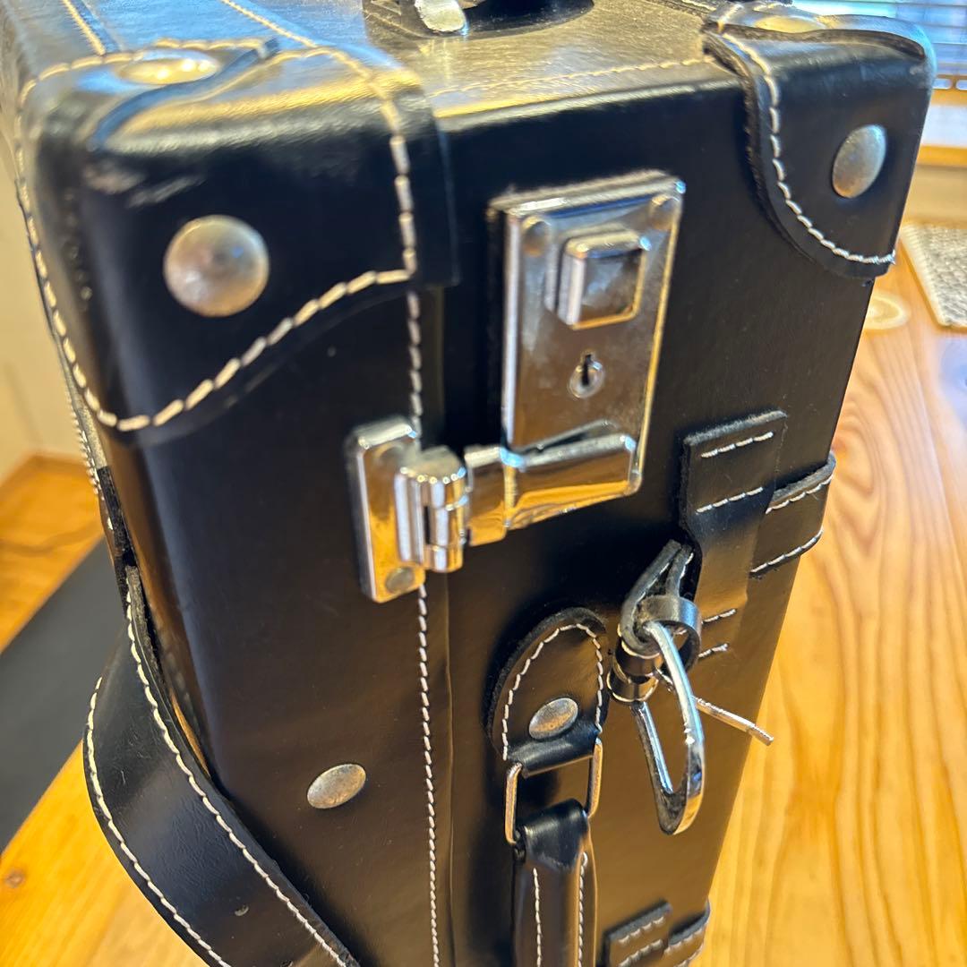 黒くて小ぶりでかわいいスーツケース（タテ45cm×ヨコ30cm×幅16cmほど）