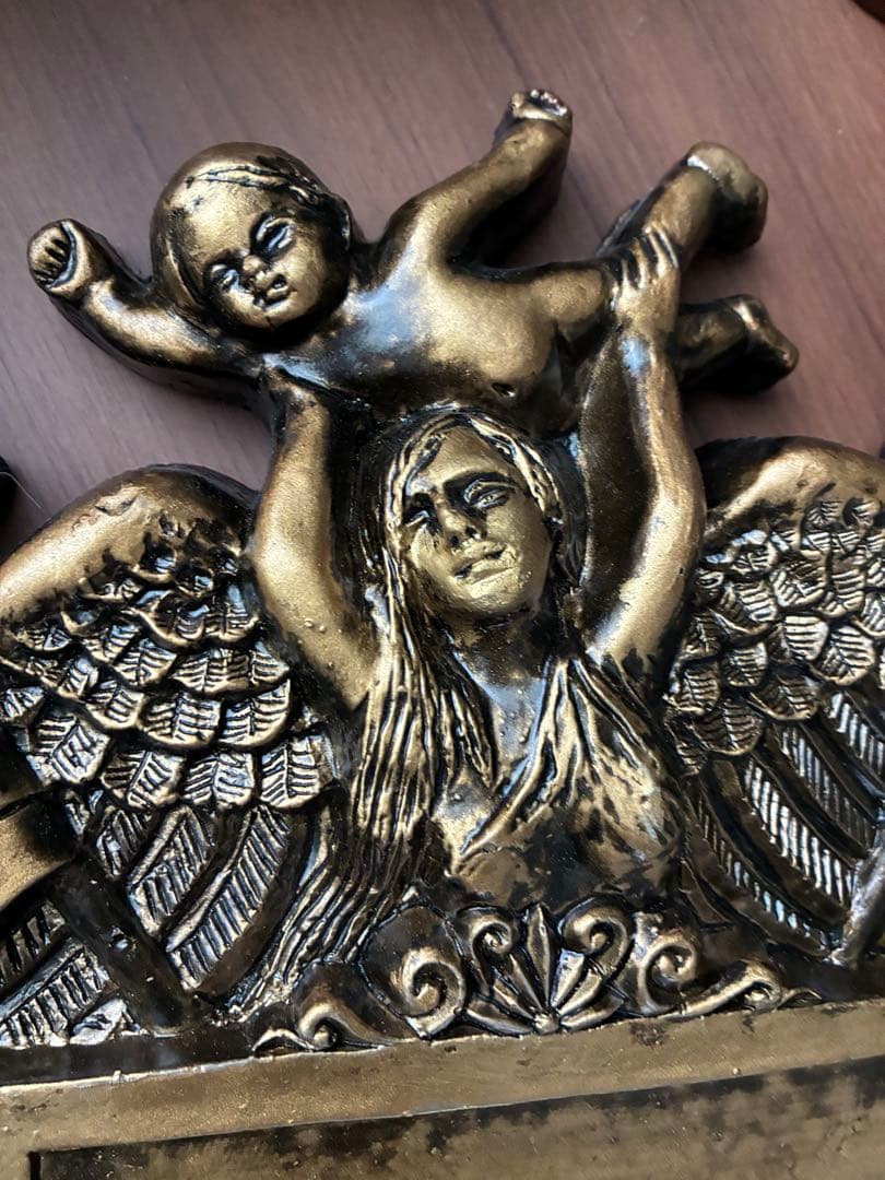 金色の盾形装飾品 天使の彫刻付き