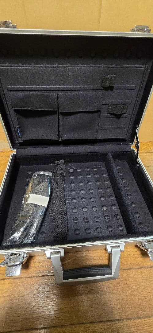 美品　アルミ製　アタッシュケース　鍵付