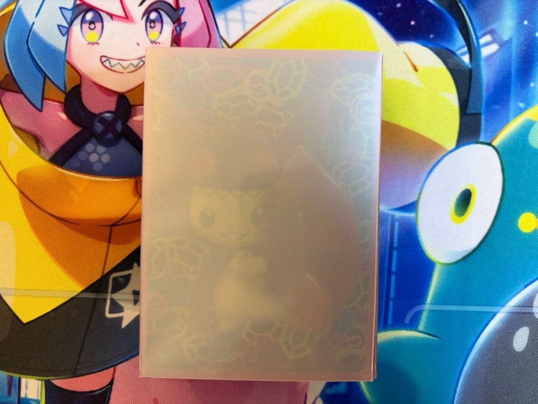 デッキシールド　メガヤミラミのポンチョをきたピカチュウ