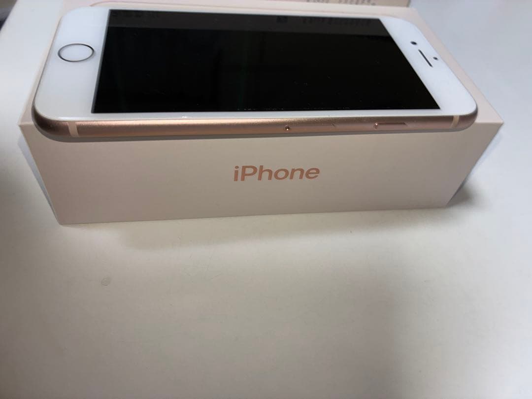 iPhone 8 本体　ゴールド