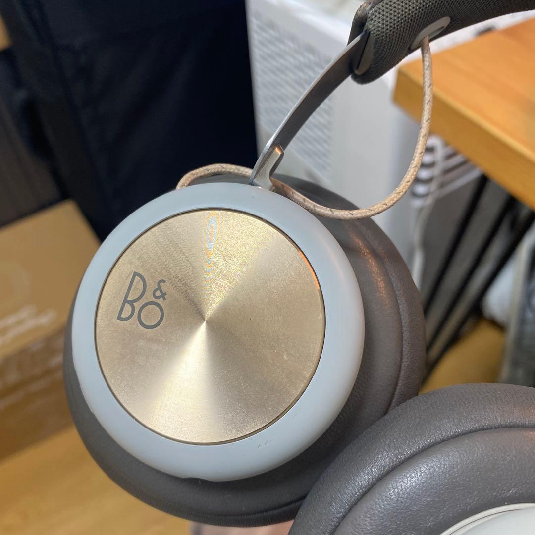 B&O ワイヤレスヘッドホン シルバー 迷彩ケース付き