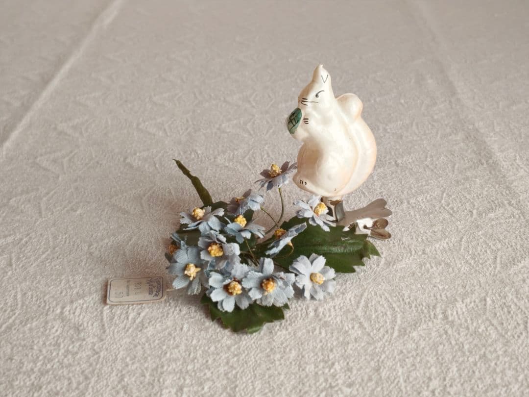* vintage squirrel ❀ 木の実を持った リスさんオーナメント