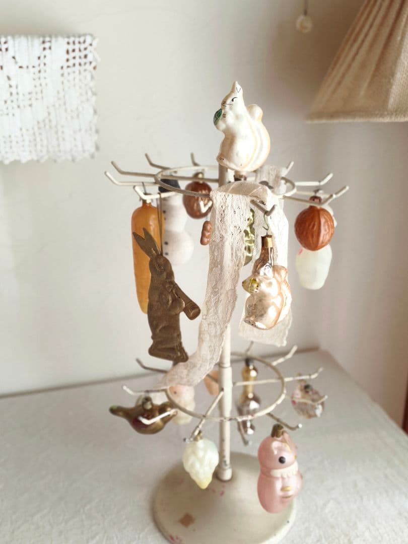 * vintage squirrel ❀ 木の実を持った リスさんオーナメント
