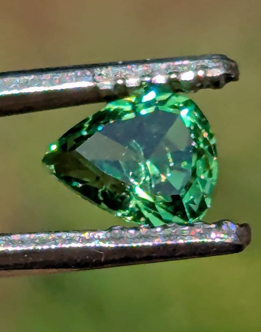 天然グリーンガーネット 0.9ct トリリアントカット ツァボライトタイプ