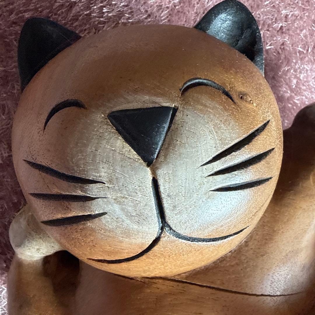 猫の愛嬌のある木製 置物です、 玄関に置くとお迎えしてくれますよ(^^)