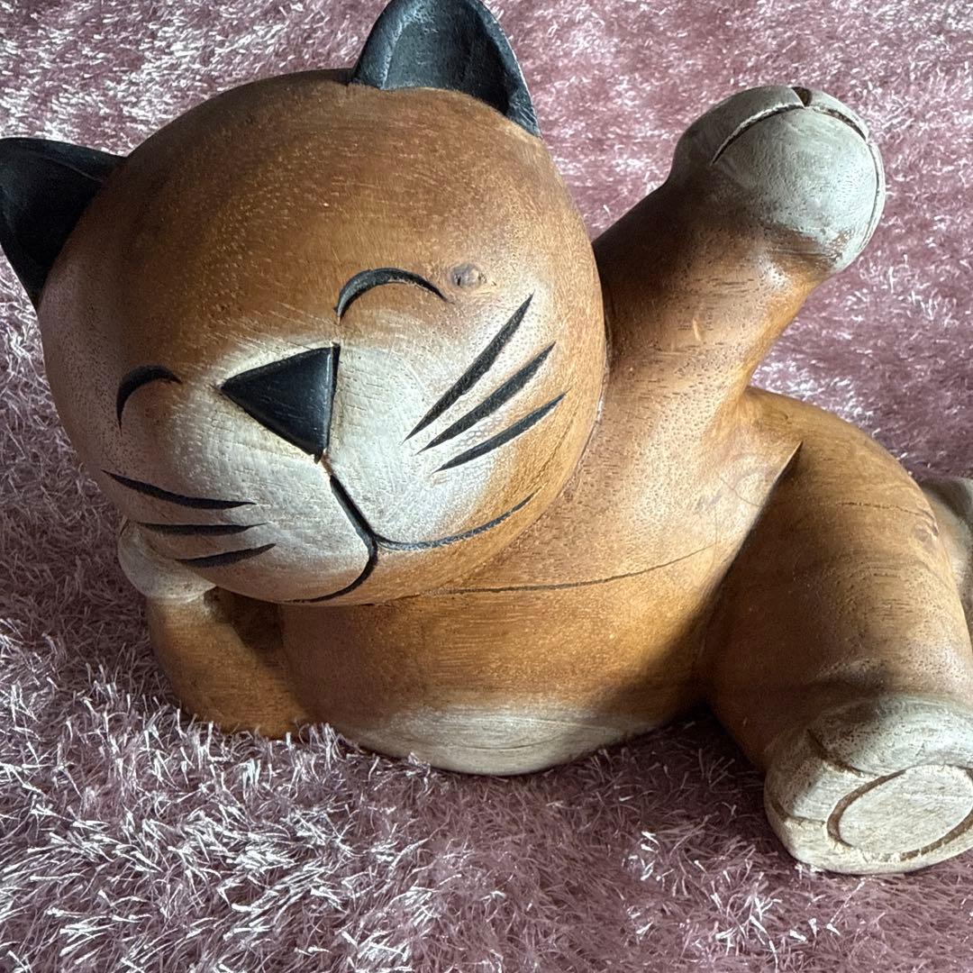 猫の愛嬌のある木製 置物です、 玄関に置くとお迎えしてくれますよ(^^)