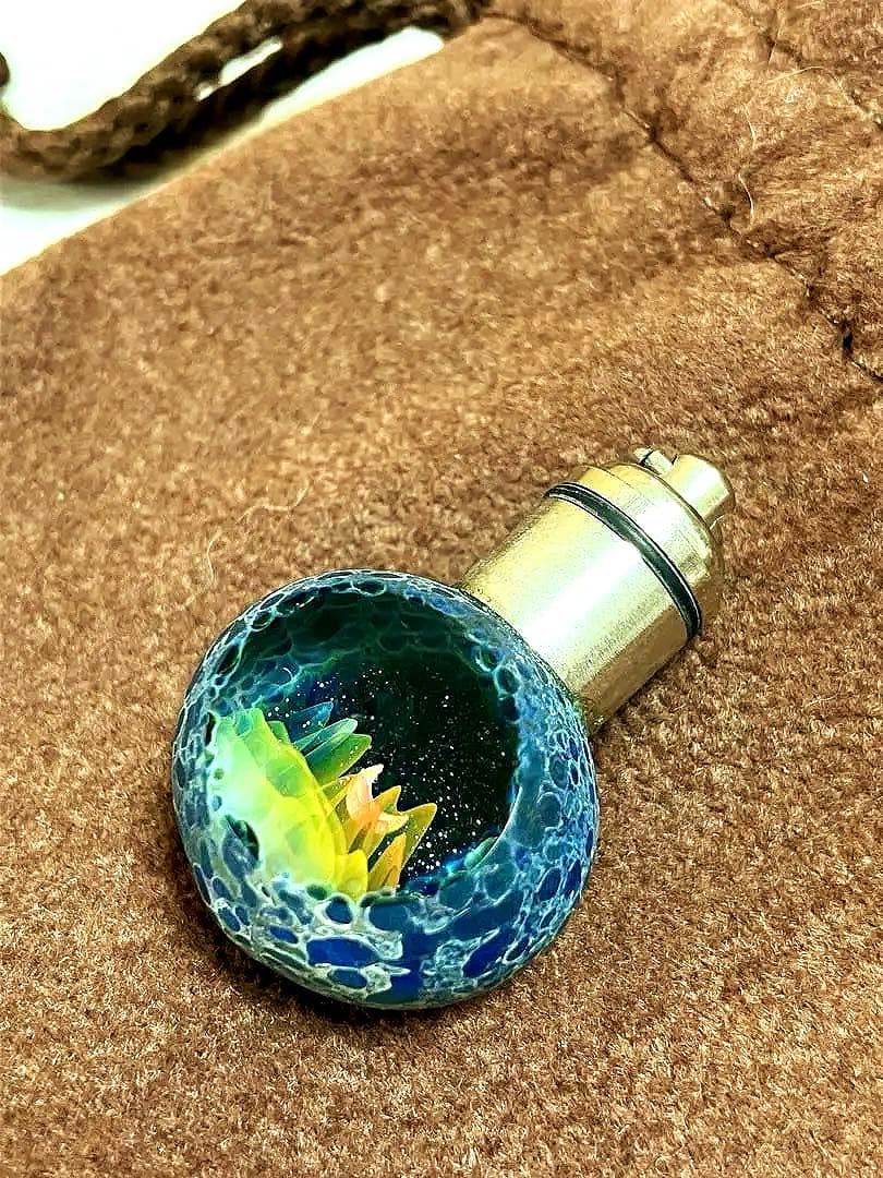 ※3日間限定値下げ！小石の中の小さな世界 宇宙 光る ハンドメイド ペンダント