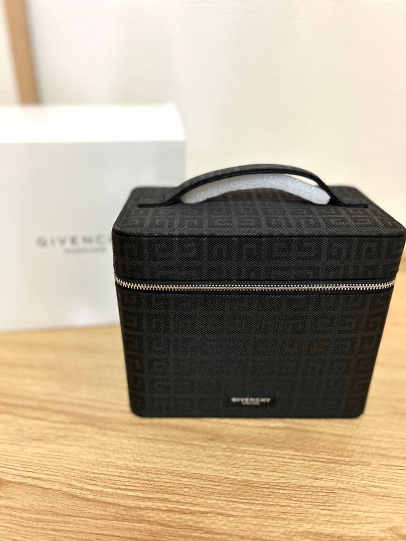 新品 ジバンシー 化粧ポーチ バニティバッグ　総柄