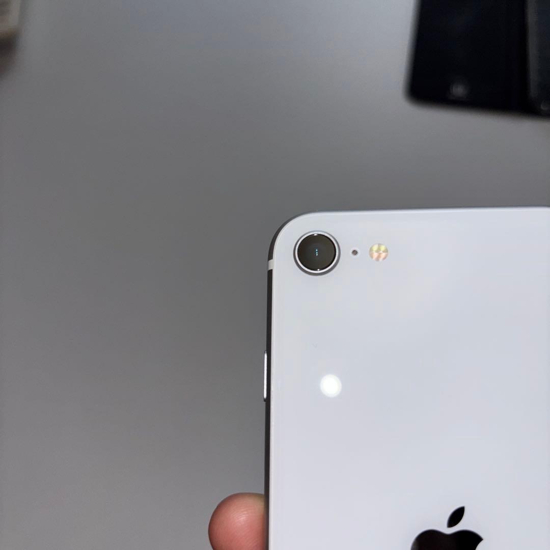 iPhone SE第2世代ホワイト 128GB DOCOMO SIMフリー