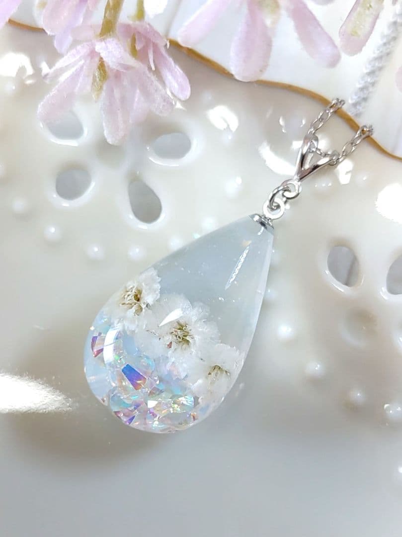 レジンネックレス　アクセサリー　ハンドメイド スワロ入り☆　半しずく型