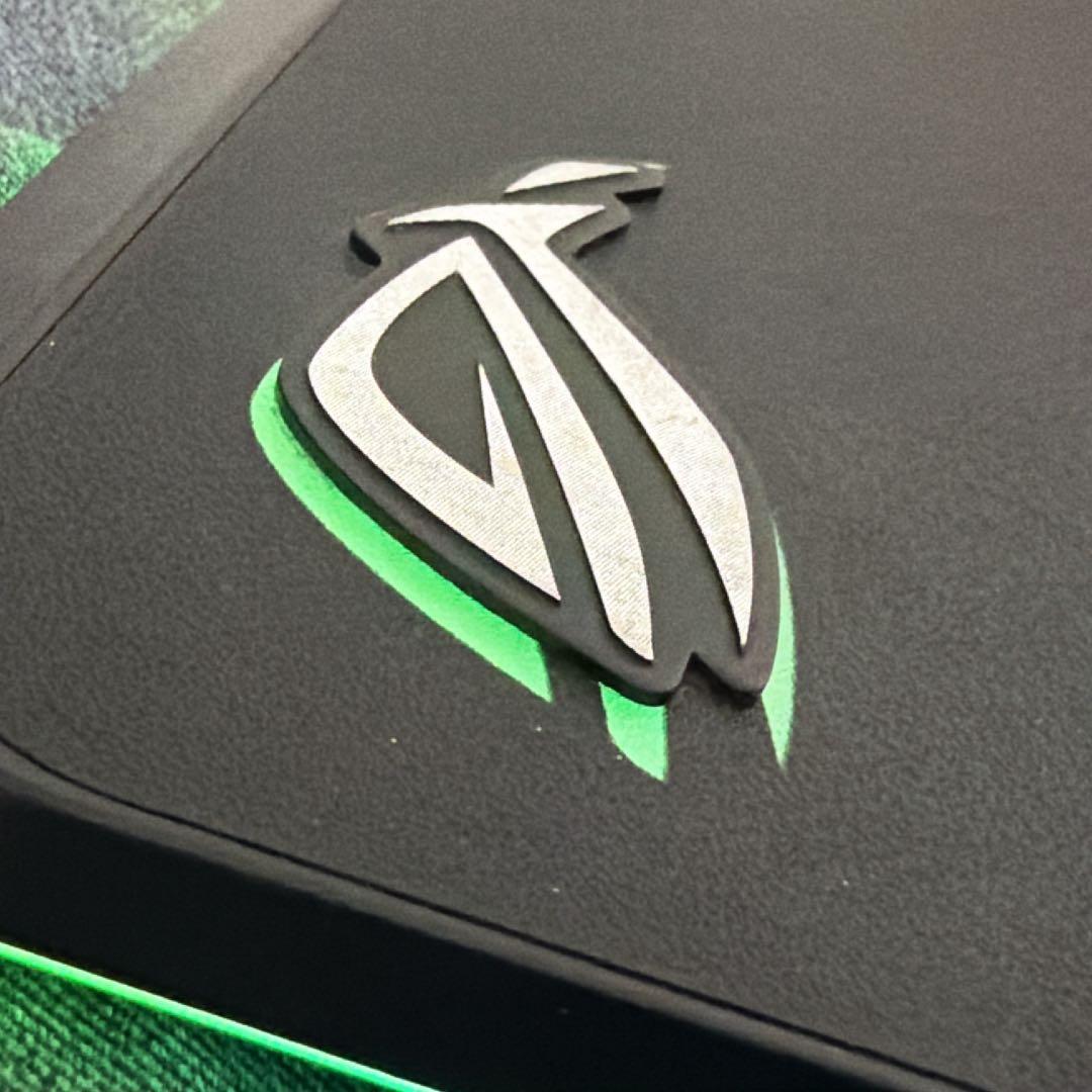 ASUS ROG Balteus Qi RGBマウスパッド