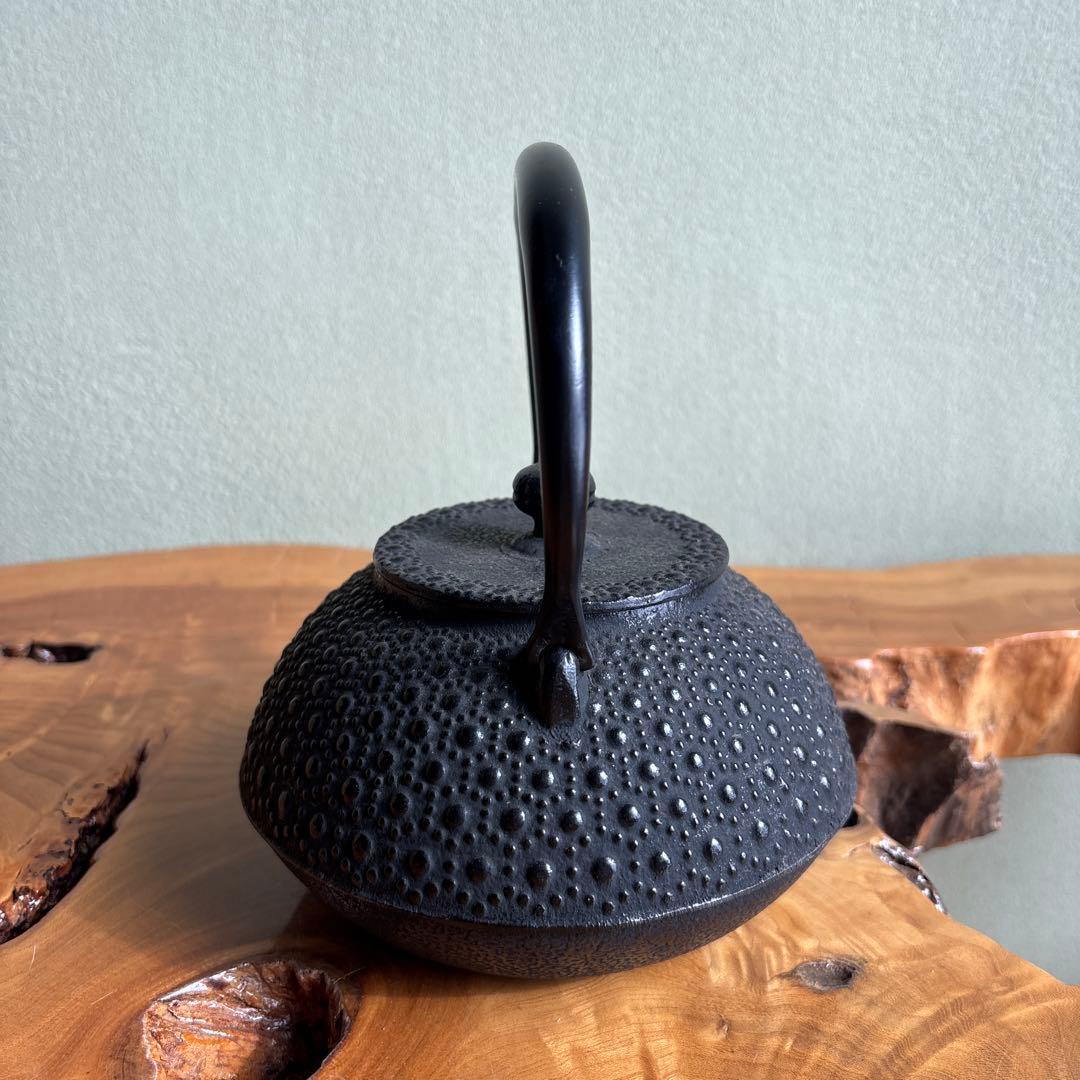 南部鉄瓶 平丸型亀甲アラレ 南部三厳堂造 南部鉄器 茶道具 紙箱 1.2リットル