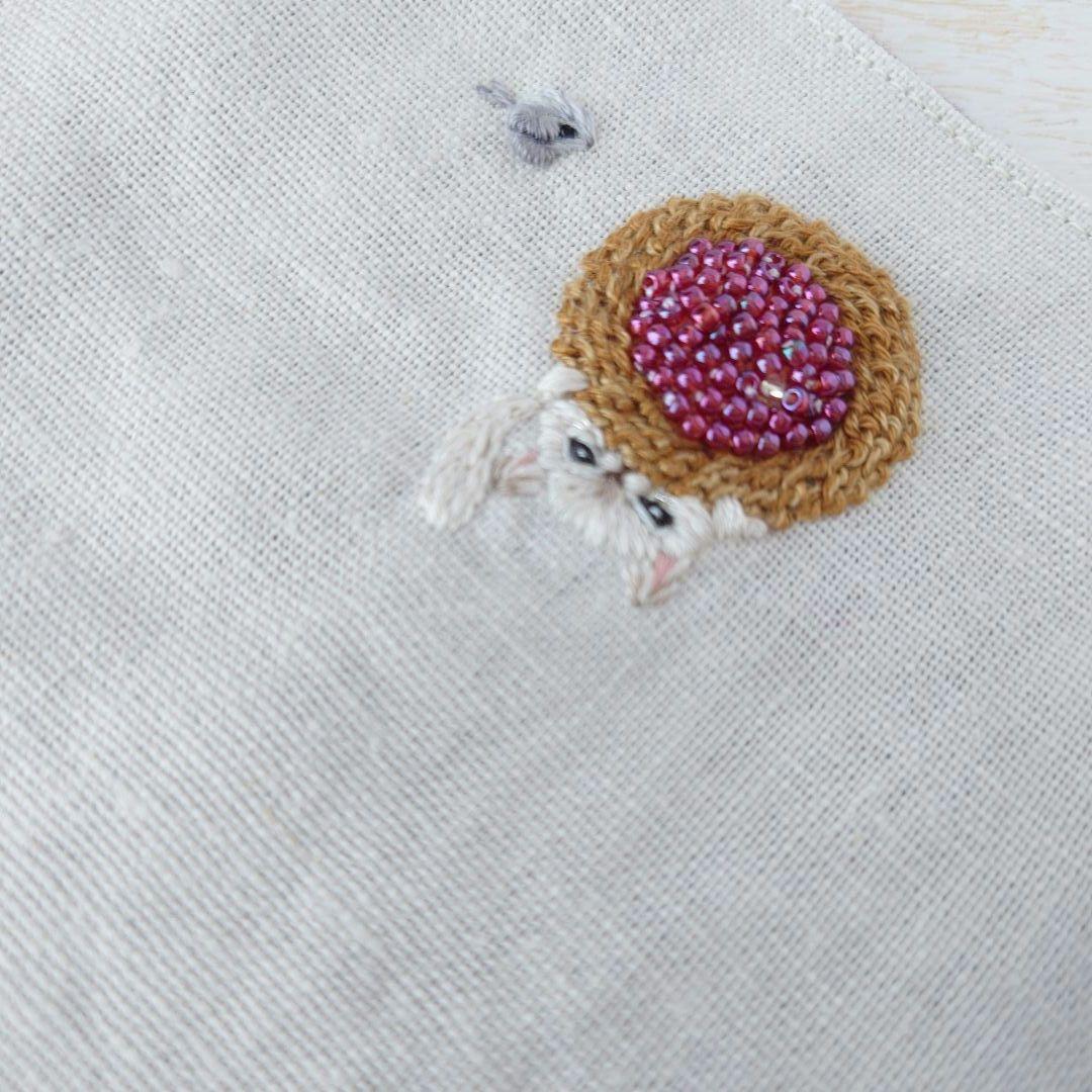 手刺繍入リネンスクエアミニマット【猫とベリービスケット】