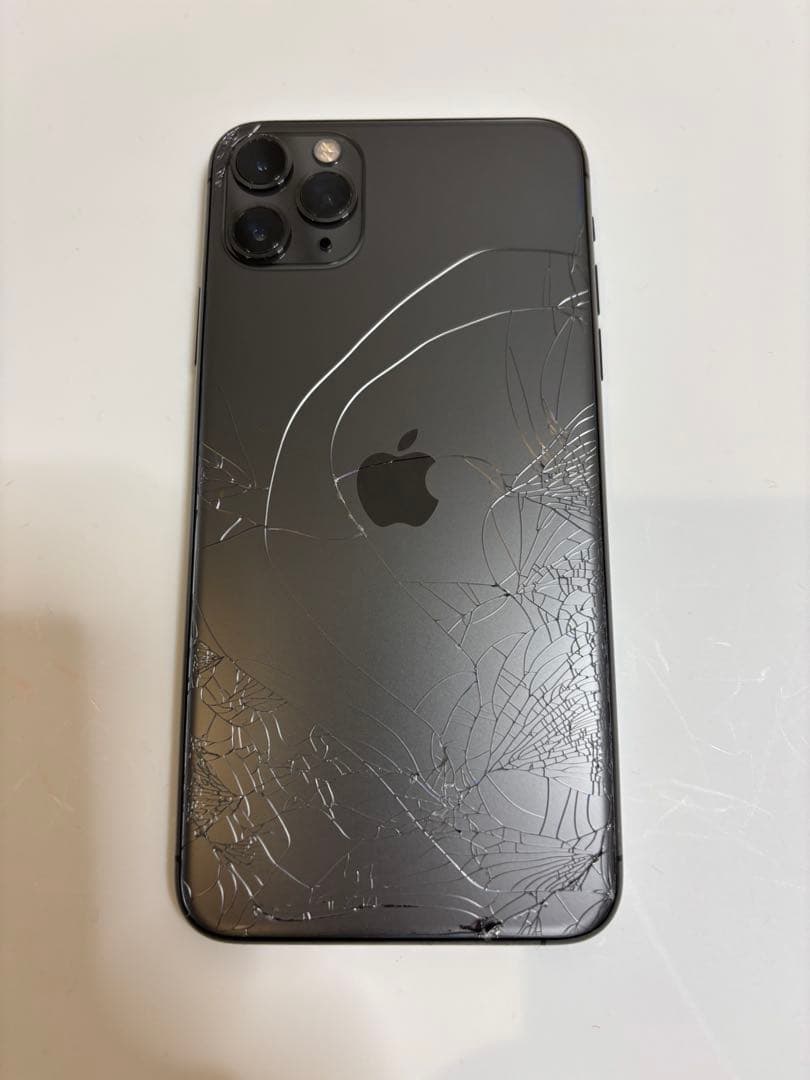 Apple iPhone 11 Pro MAX スペースグレー（カバー付き）