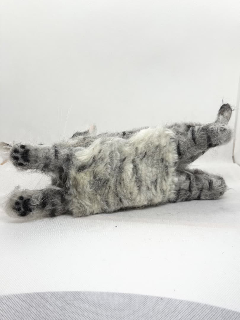 A猫 羊毛フェルト　ゴロンとしてるサバトラ猫【ハンドメイド 猫