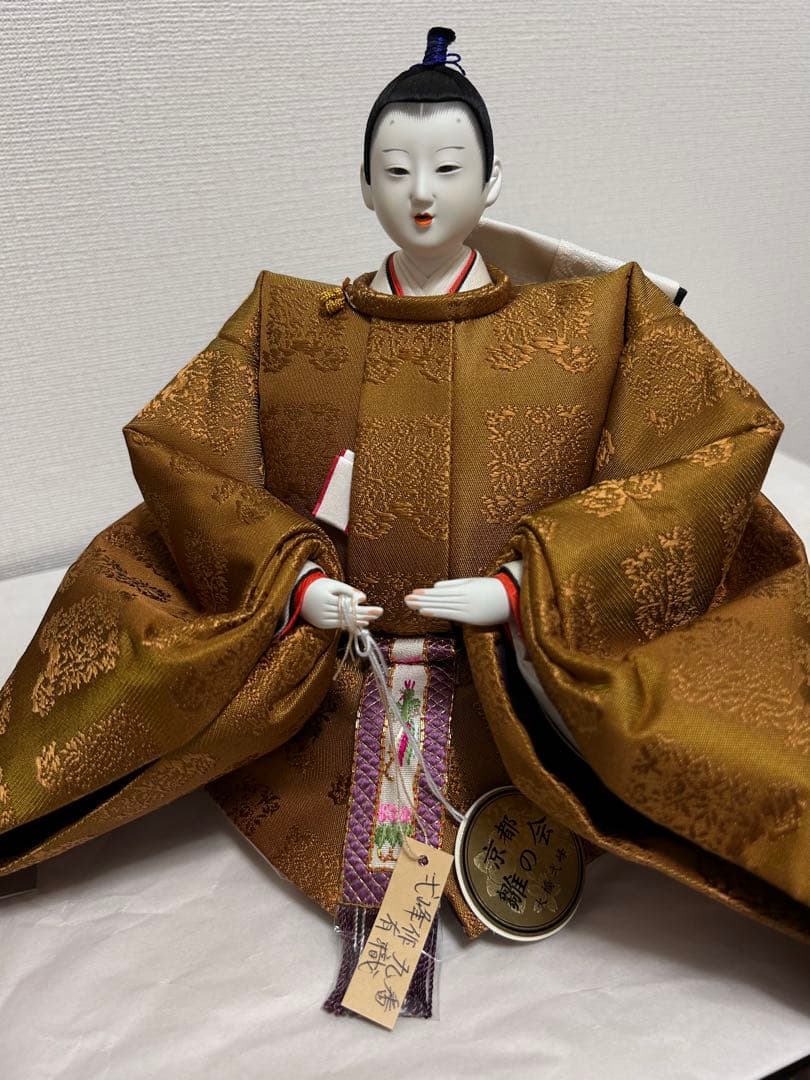 伝統的な金色の日本人形
