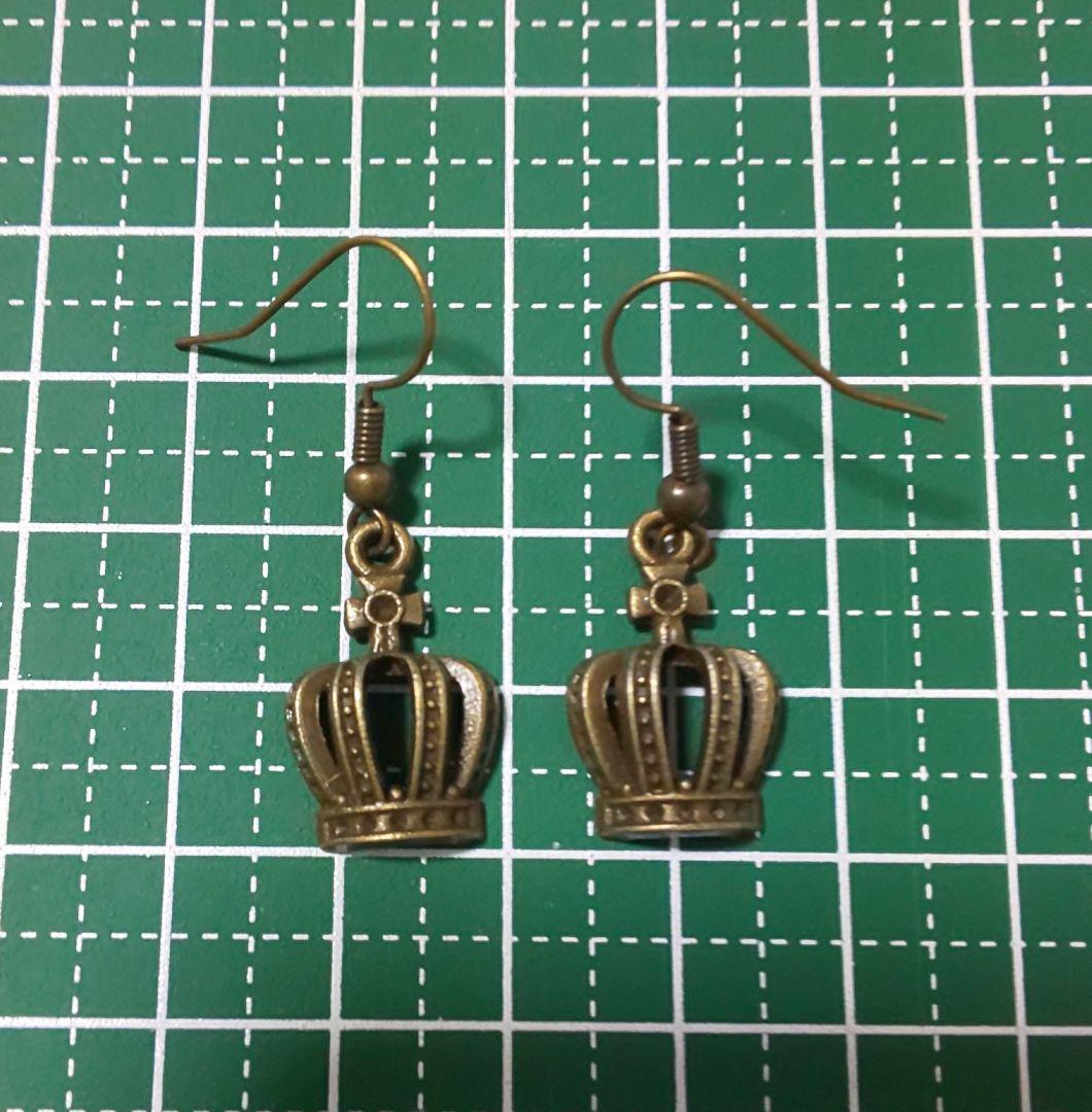 HM　ピアス　アンティークゴールド　クラウンチャーム　王冠モチーフ