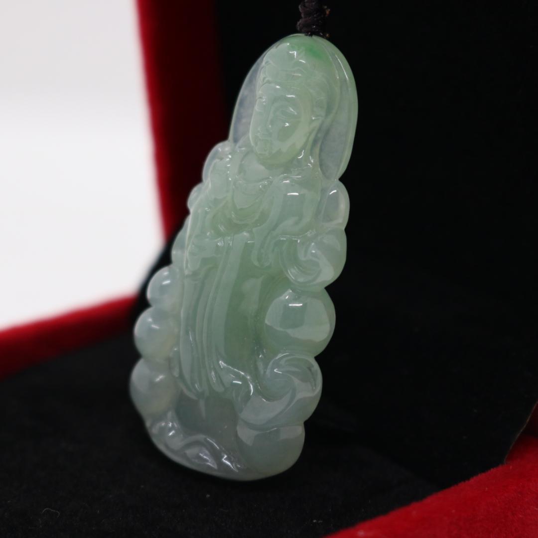 観音菩薩　ミャンマー天然翡翠　ジェイダイト　ペンダントヘッド　A貨　お守り 立像