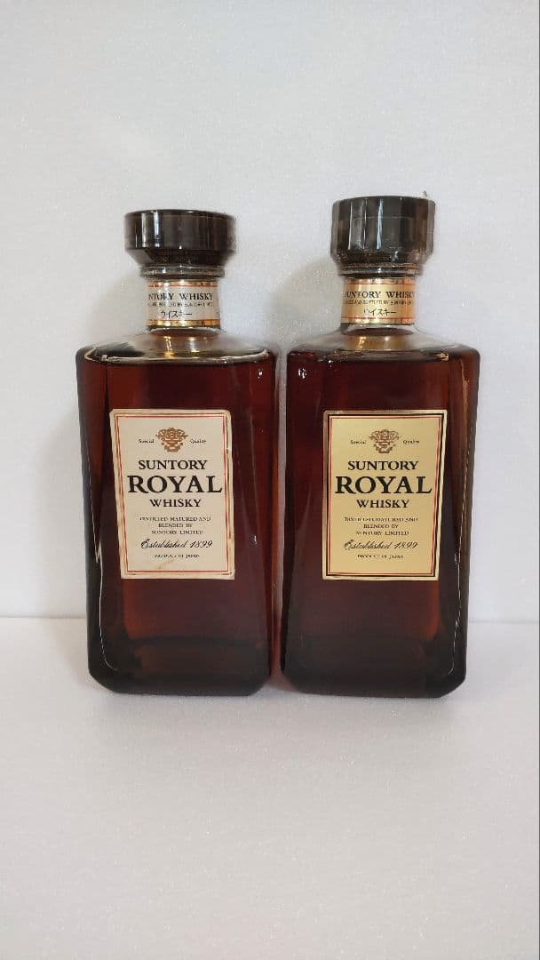 サントリー　ローヤル　スリムボトル　２本セット（700ml、660ml）