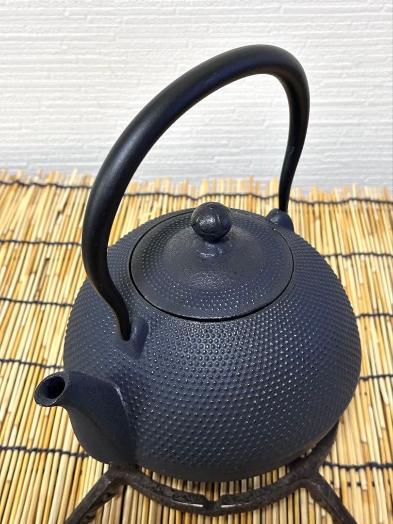 未使用品、栞、取説付　南部盛榮堂(OIGEN)造１２型アラレ　南部鉄瓶　南部鉄器