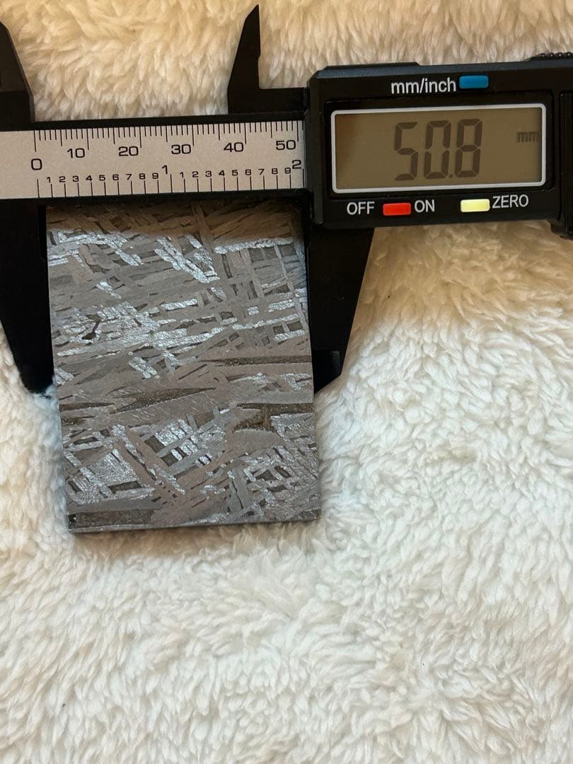 アルタイ鉄隕石。美しい長方形。約250
