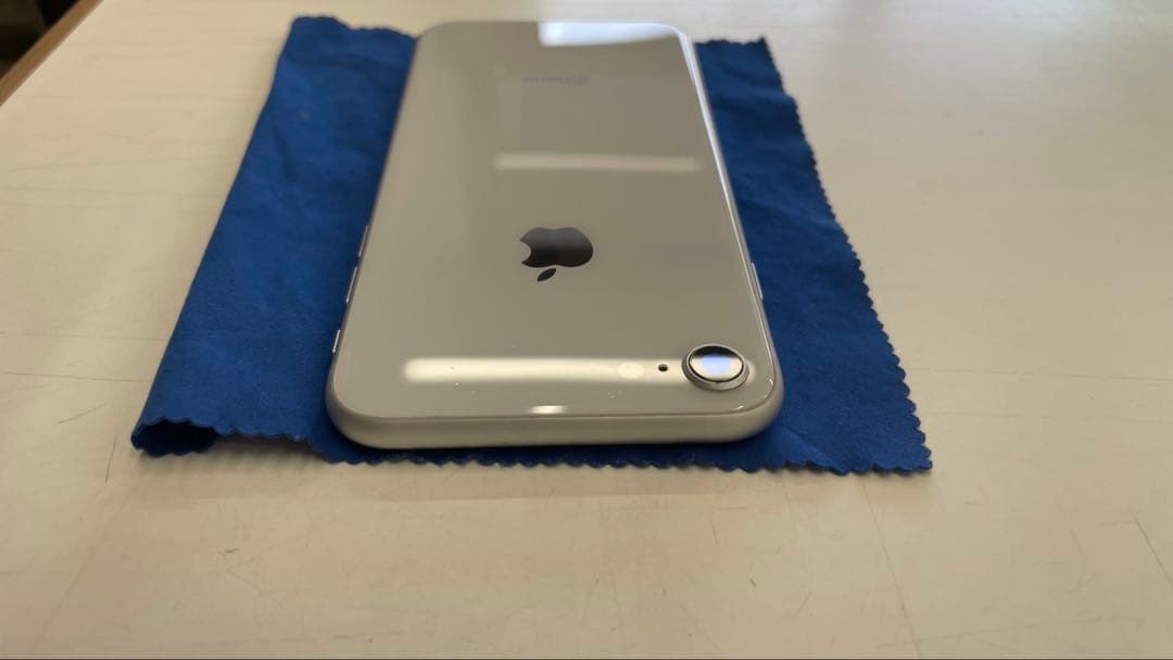 極美品Apple iPhone8 シルバー 本体　おまけスマホケース