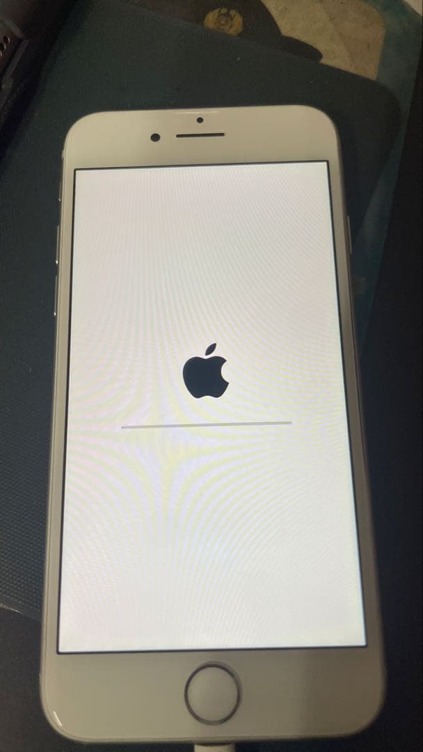極美品Apple iPhone8 シルバー 本体　おまけスマホケース