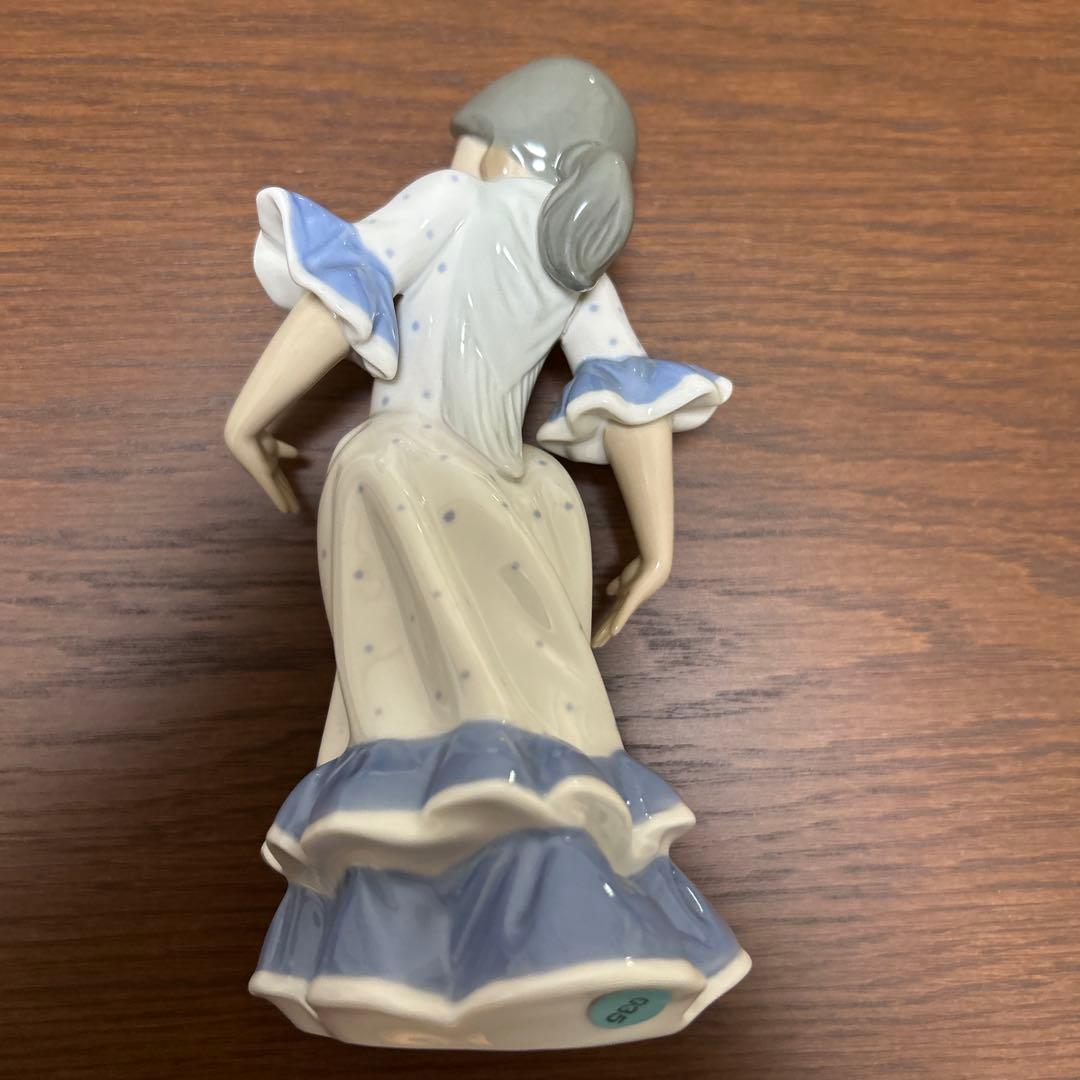 LLADROフラメンコを踊る少女の陶器置物