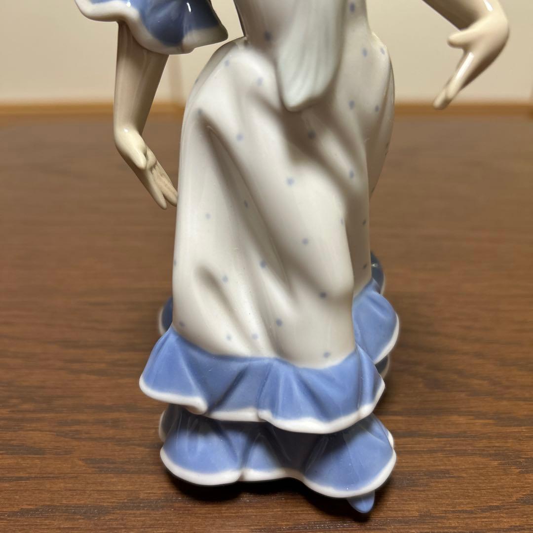 LLADROフラメンコを踊る少女の陶器置物
