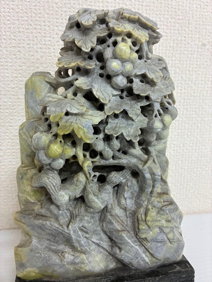 中国美術 古玩 細密彫刻 ぶどうとリス 石置物