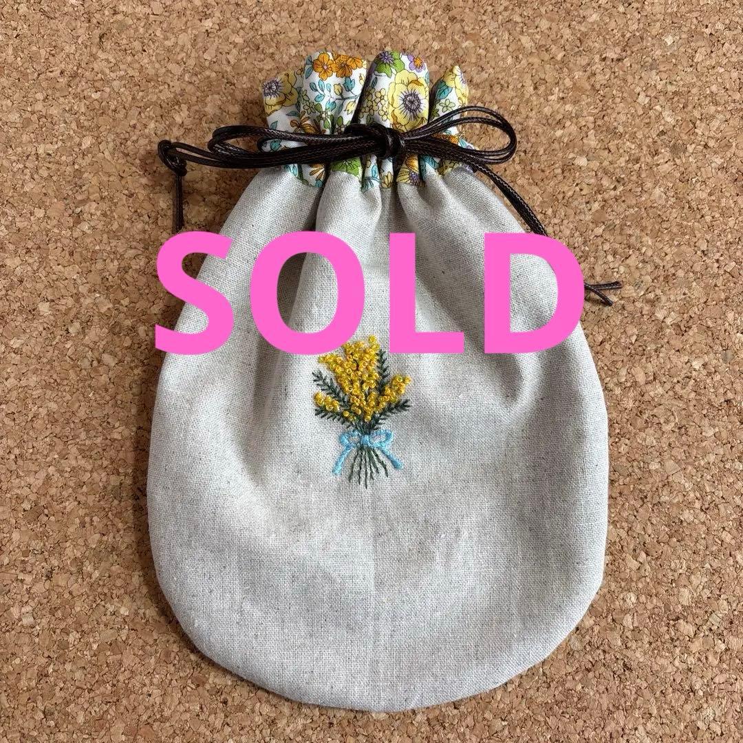 ミモザ花束　刺繍入　 しずく型巾着ポーチ　 ハンドメイド