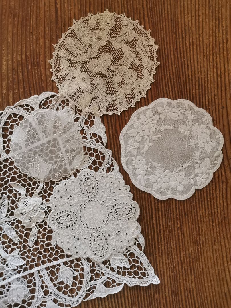 アンティーク シアーなピーニャクロス 小花の手刺繍 フラワーリムプチドイリーβ