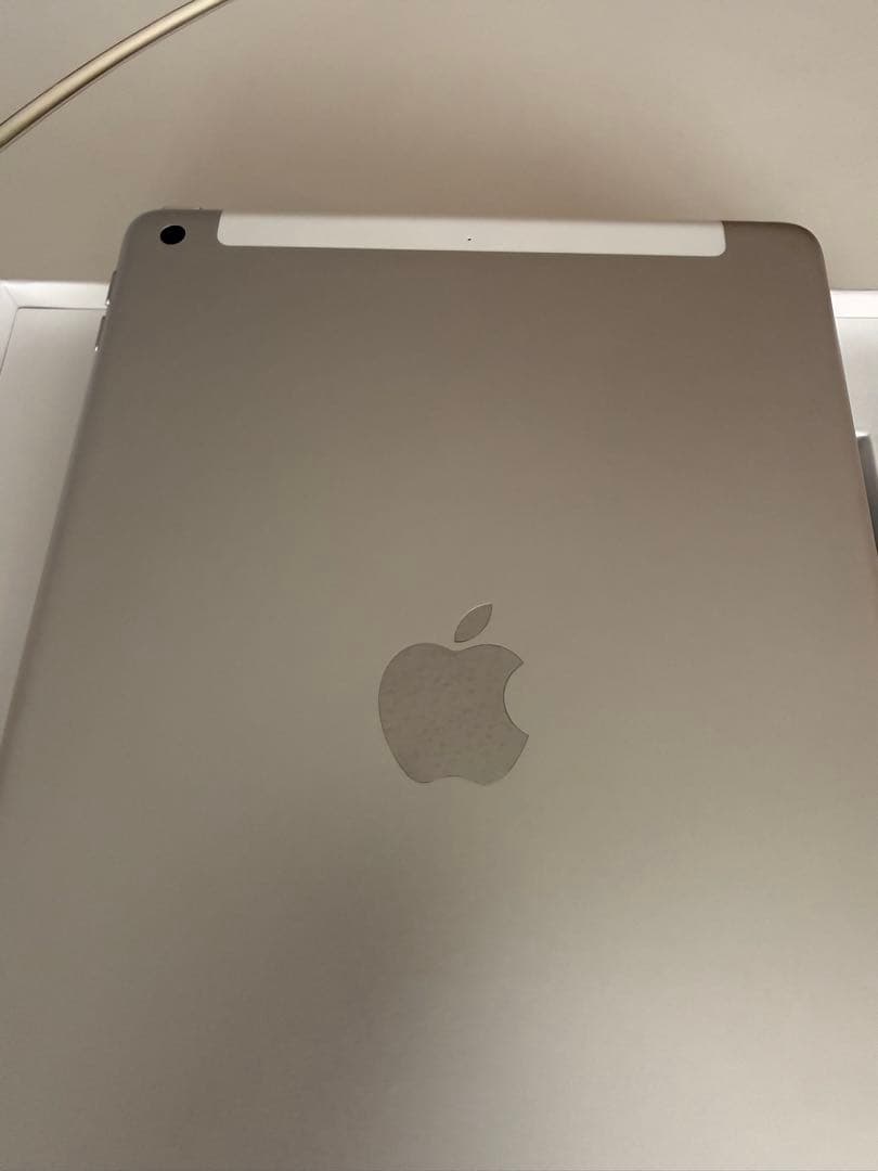 ほぼ新品 Apple iPad 第9世代セルラーモデル 新品ケーブル付