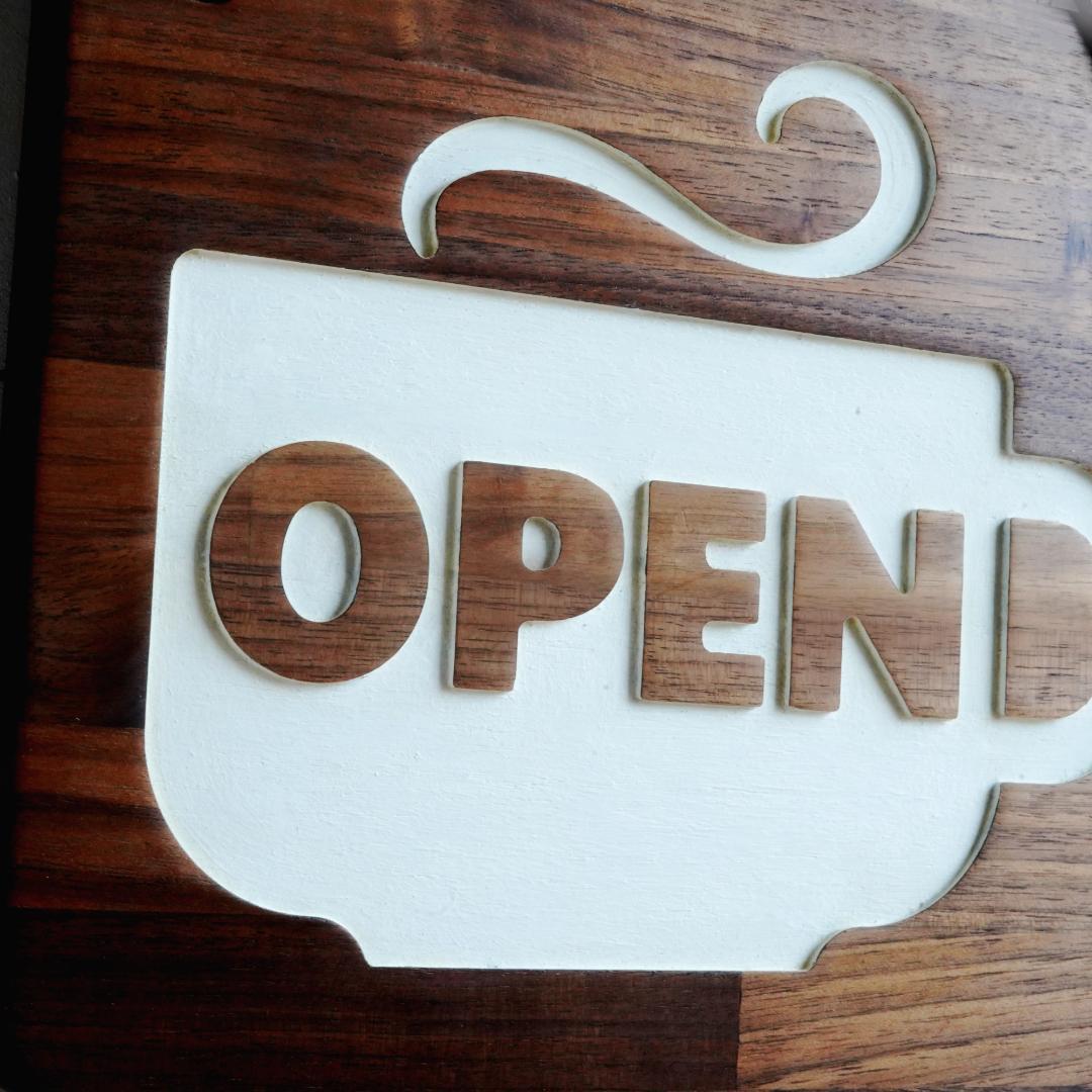 ウォールナットの営業中看板【表OPEN・裏CLOSED】両面彫り込み加工