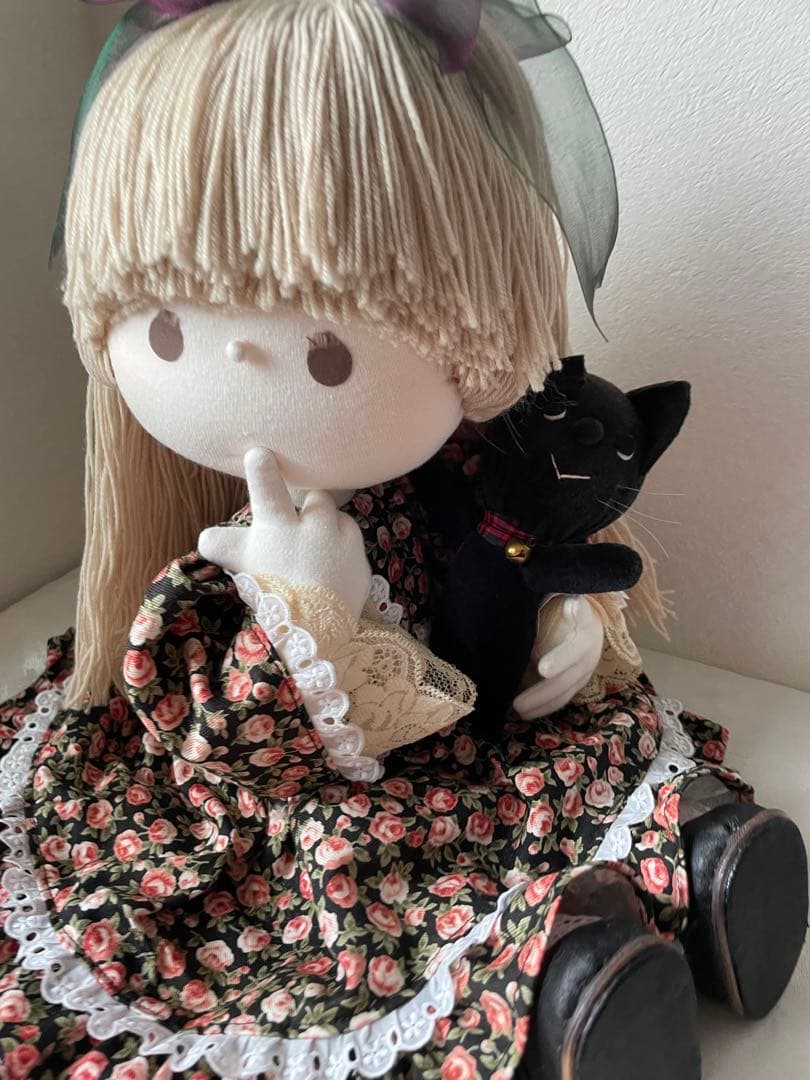米山京子風　黒猫を抱いた女の子のお人形　大きめのお人形　ハンドメイド　花柄ドレス